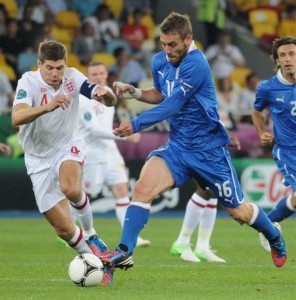 593px-Steven_Gerrard_and_Daniele_De_Rossi_England-Italy_Euro_2012_01
