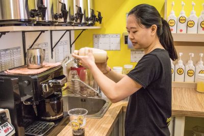 (Shaking the tea Photo: Casper Hsu.)