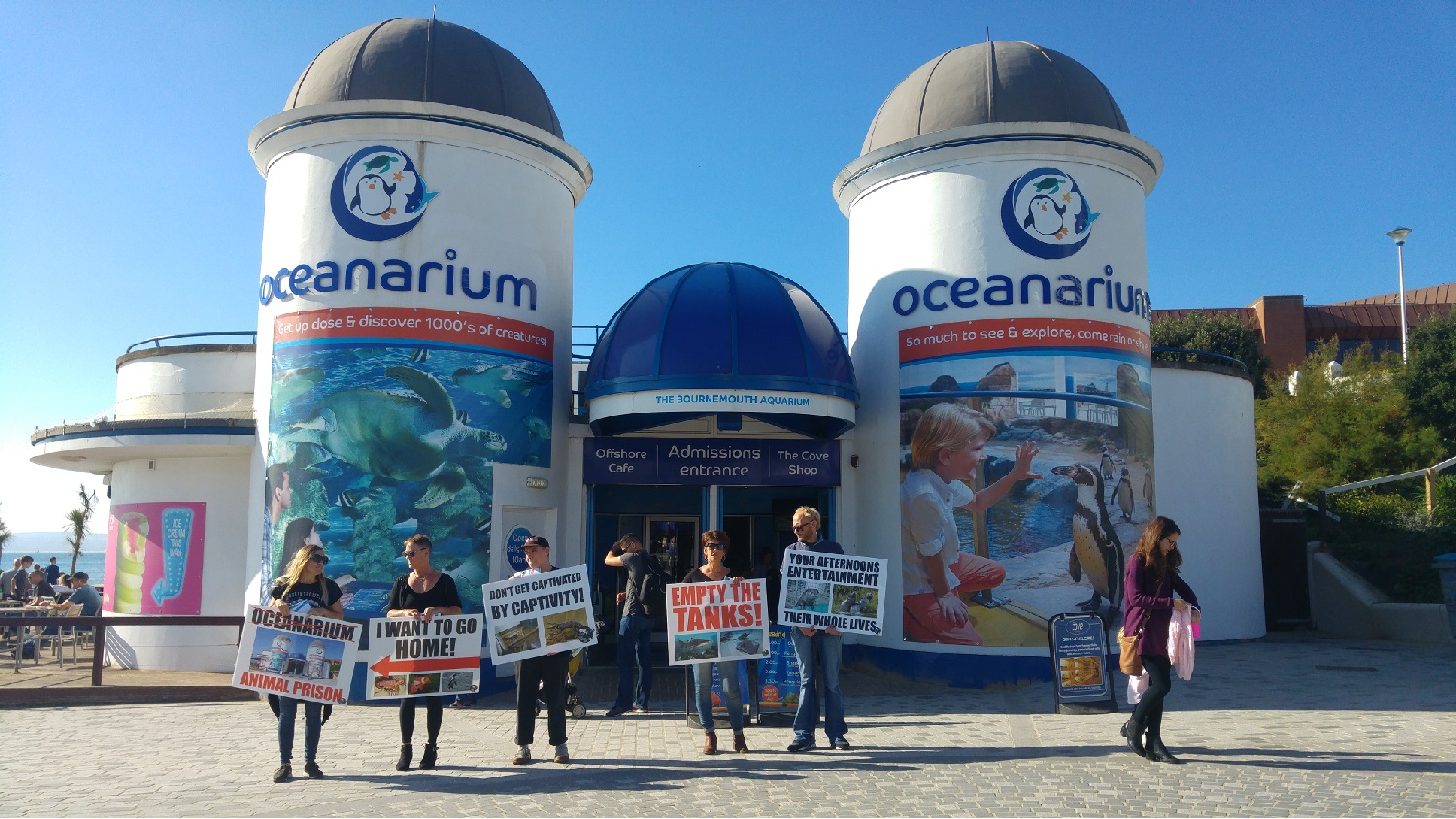 Protesters outside Oceanarium holding placards