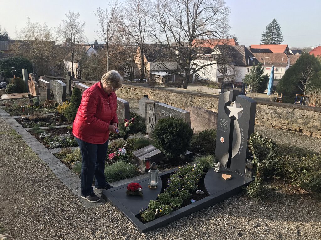 The woman at the grave of her husband