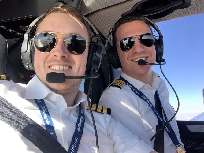 Diamondo pilots Matthias Niederhäuser (left) and Robin Wenger (right) flying in their aircraft.