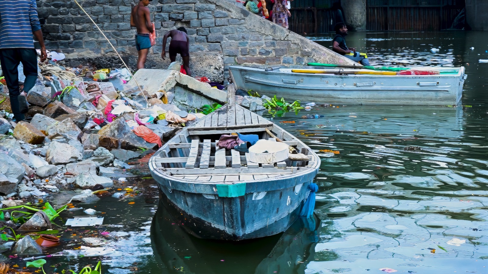 A boat on the bank of the polluted Yamuna River